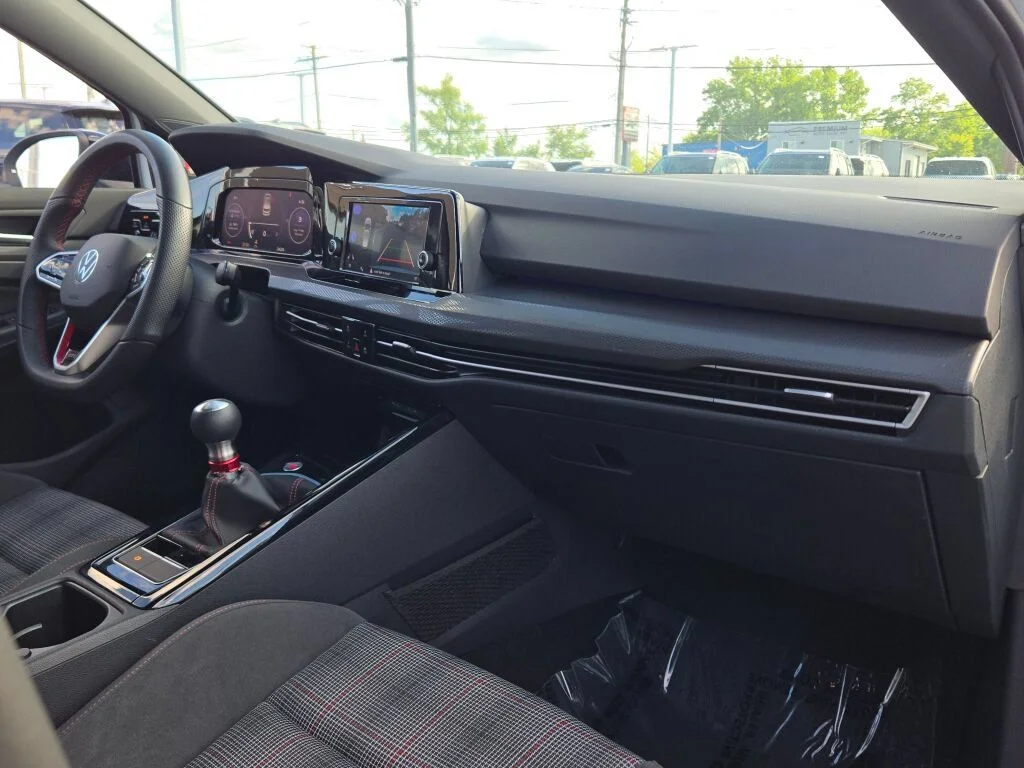 Used 2024  Volkswagen S image 8