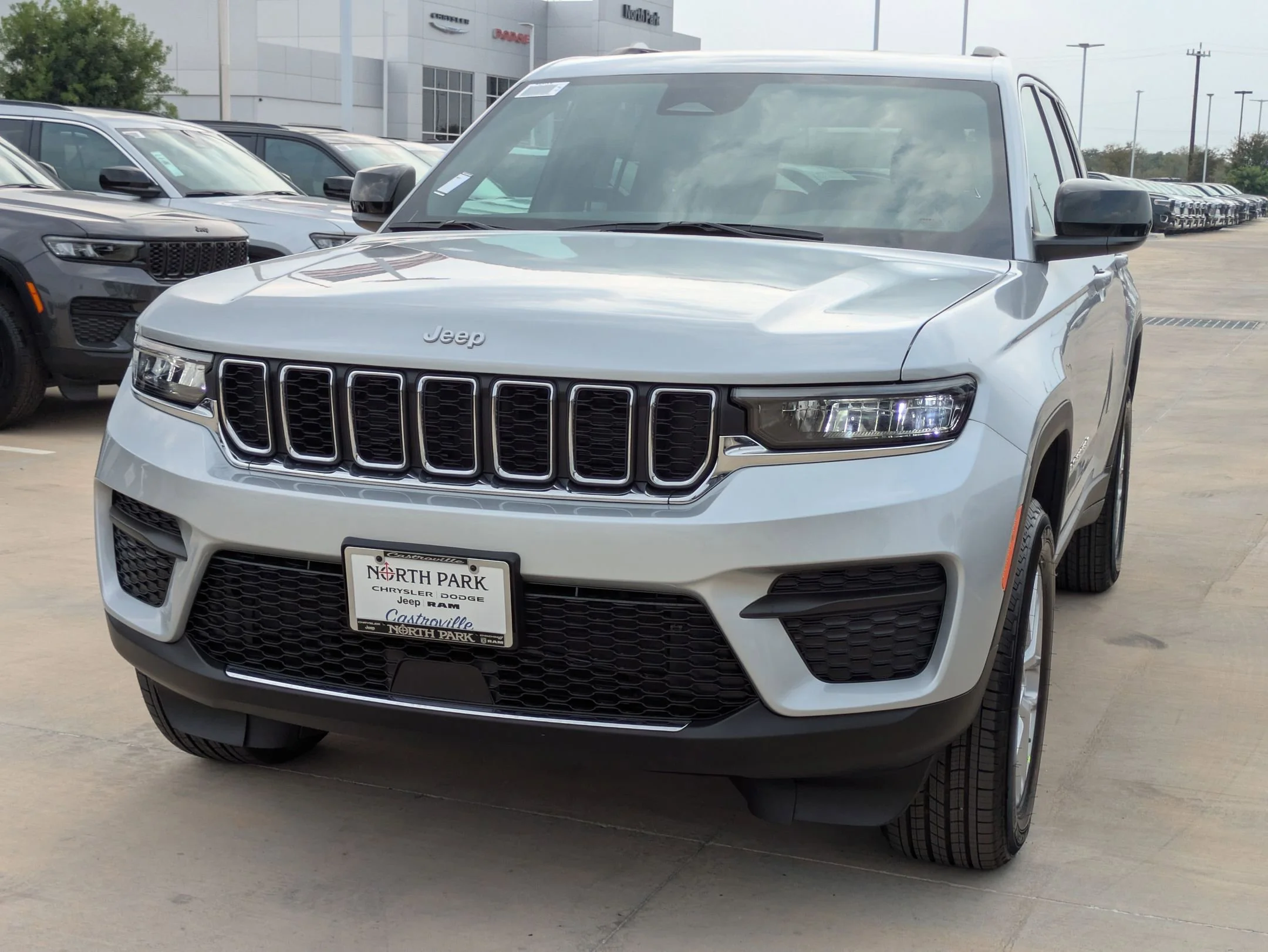 New 2025 Silver Zynith Exterior Paint Jeep Laredo image 7