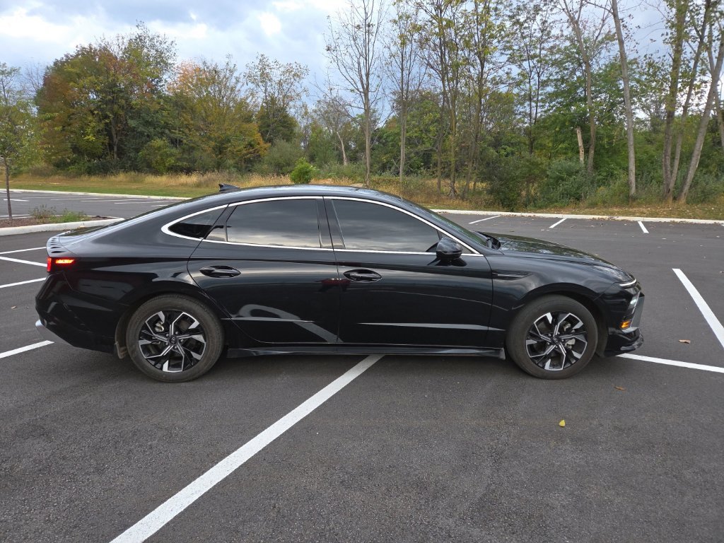Certified Used 2025 Black Hyundai SEL image 5