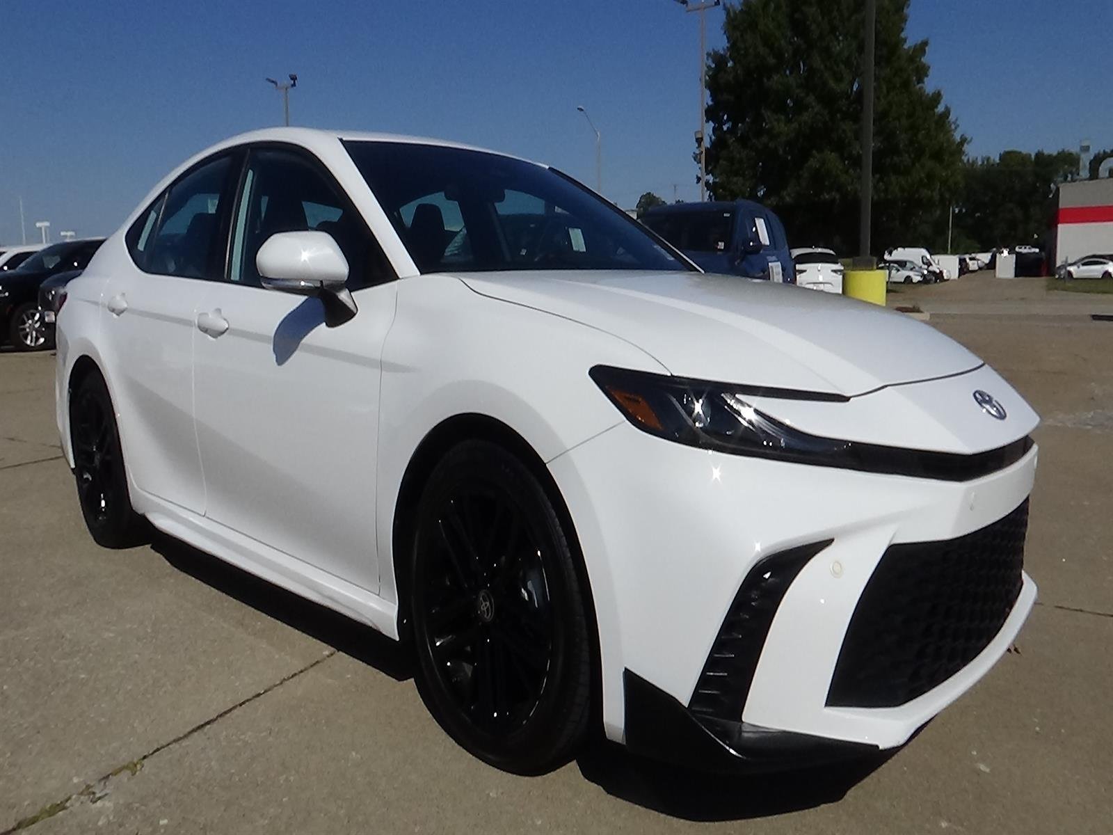 Used 2025 Ice Cap Toyota SE image 5