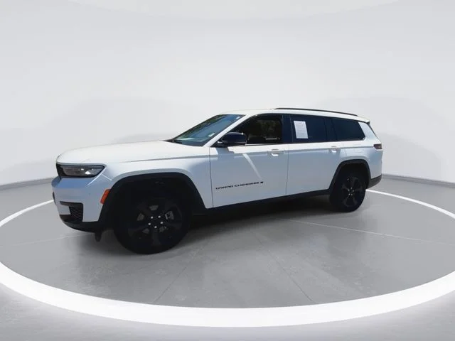 Used 2023 White Jeep Altitude image 5