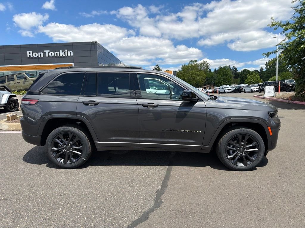New 2026 Baltic Gray Metallic Clear-Coat Exterior Paint Jeep Limited Reserve image 8