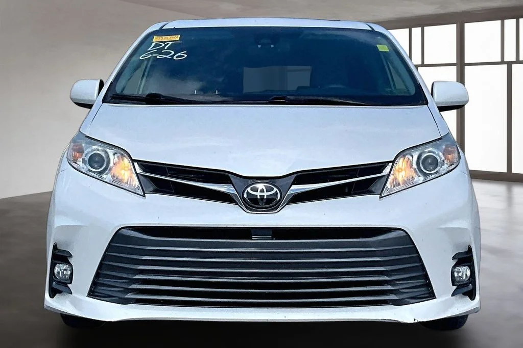 Used 2020 White Toyota XLE Premium image 2