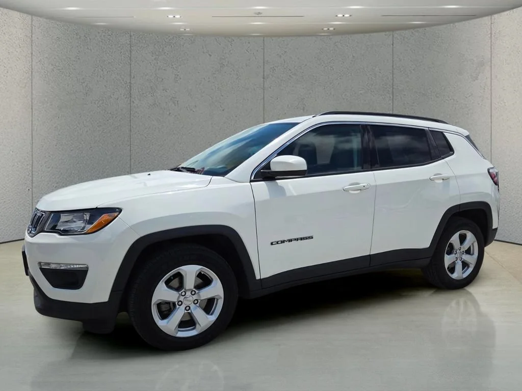 Used 2019 White Clearcoat Jeep Latitude image 10
