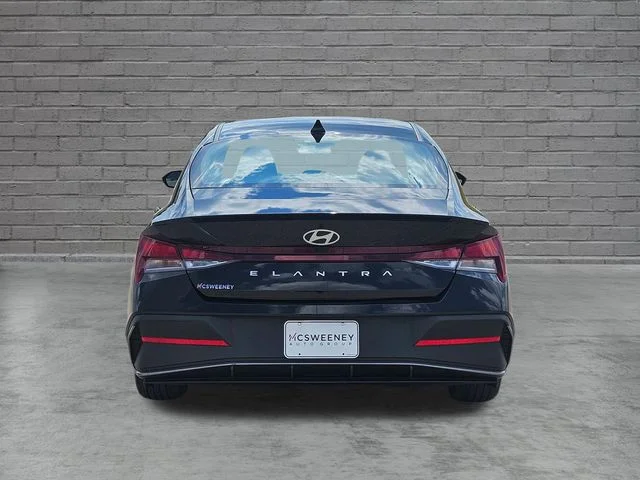 Used 2025 Black Hyundai SEL Sport image 4