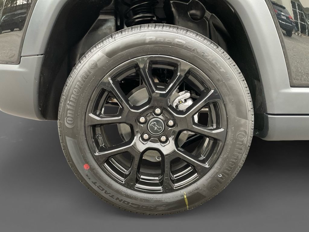 New 2026 Diamond Black Crystal Pearl-Coat Exterior Paint Jeep Latitude image 10