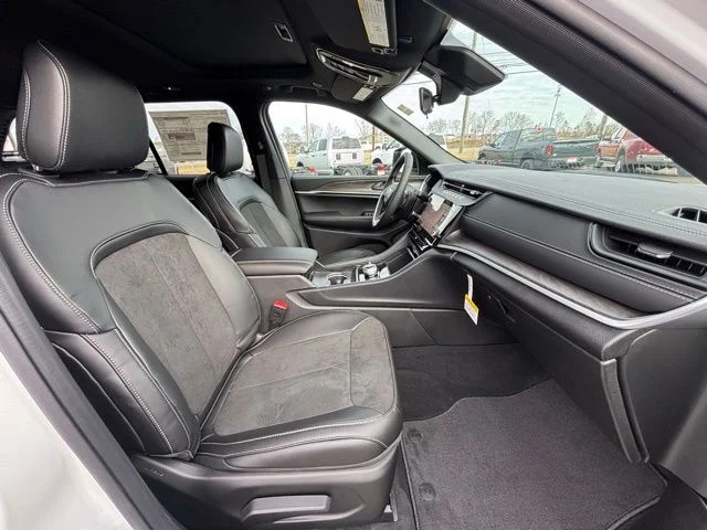 New 2026 Bright White Clear-Coat Exterior Paint Jeep Altitude image 7