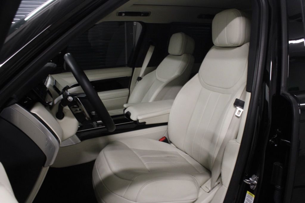 Used 2025  Land Rover SE image 5