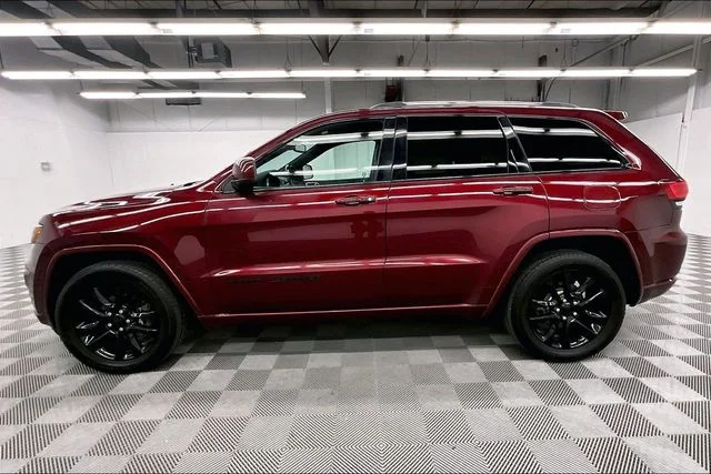 Used 2020 Velvet Red Pearlcoat Jeep Altitude image 14