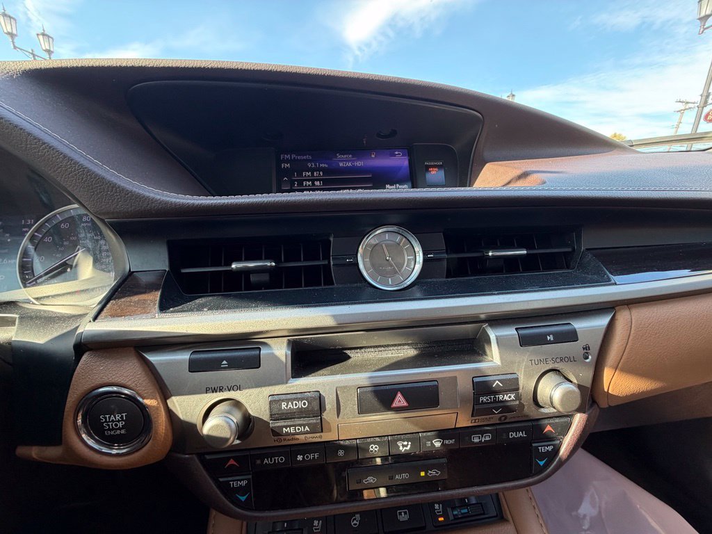 Used 2018 White Lexus 350 image 18