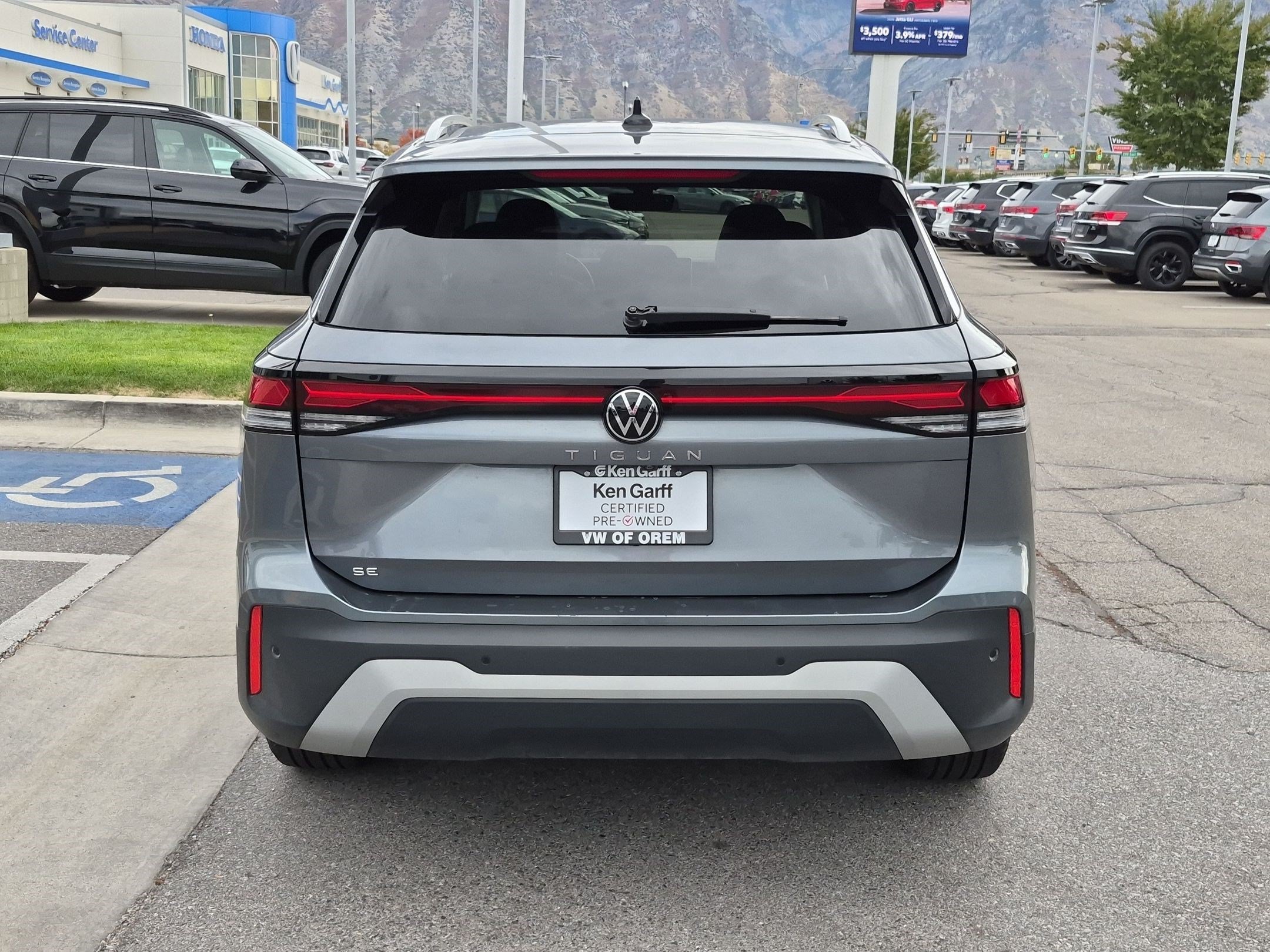 Used 2025 Platinum Gray Metallic Volkswagen SE image 4