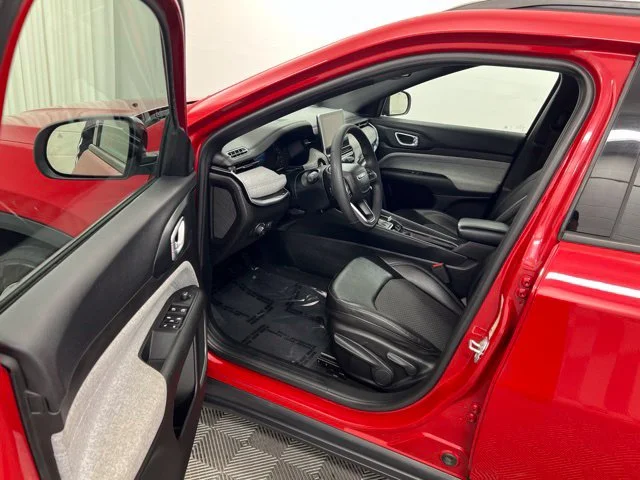 Used 2024  Jeep Latitude image 12