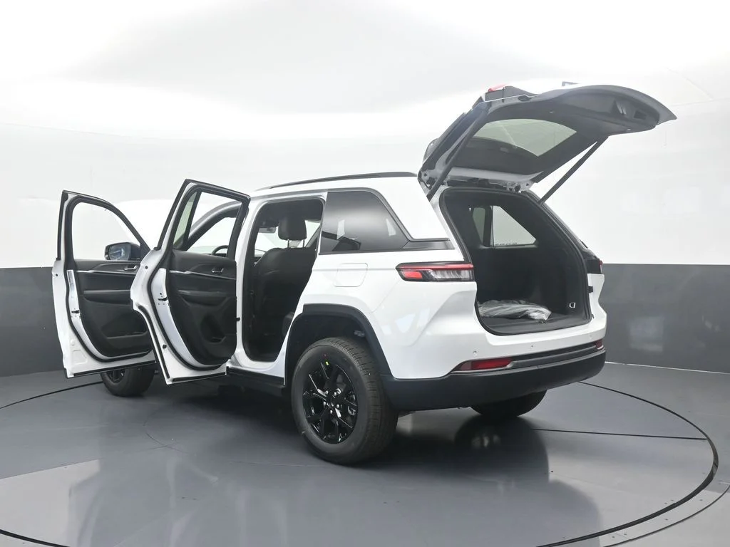 New 2026 Bright White Clear-Coat Exterior Paint Jeep Laredo image 74