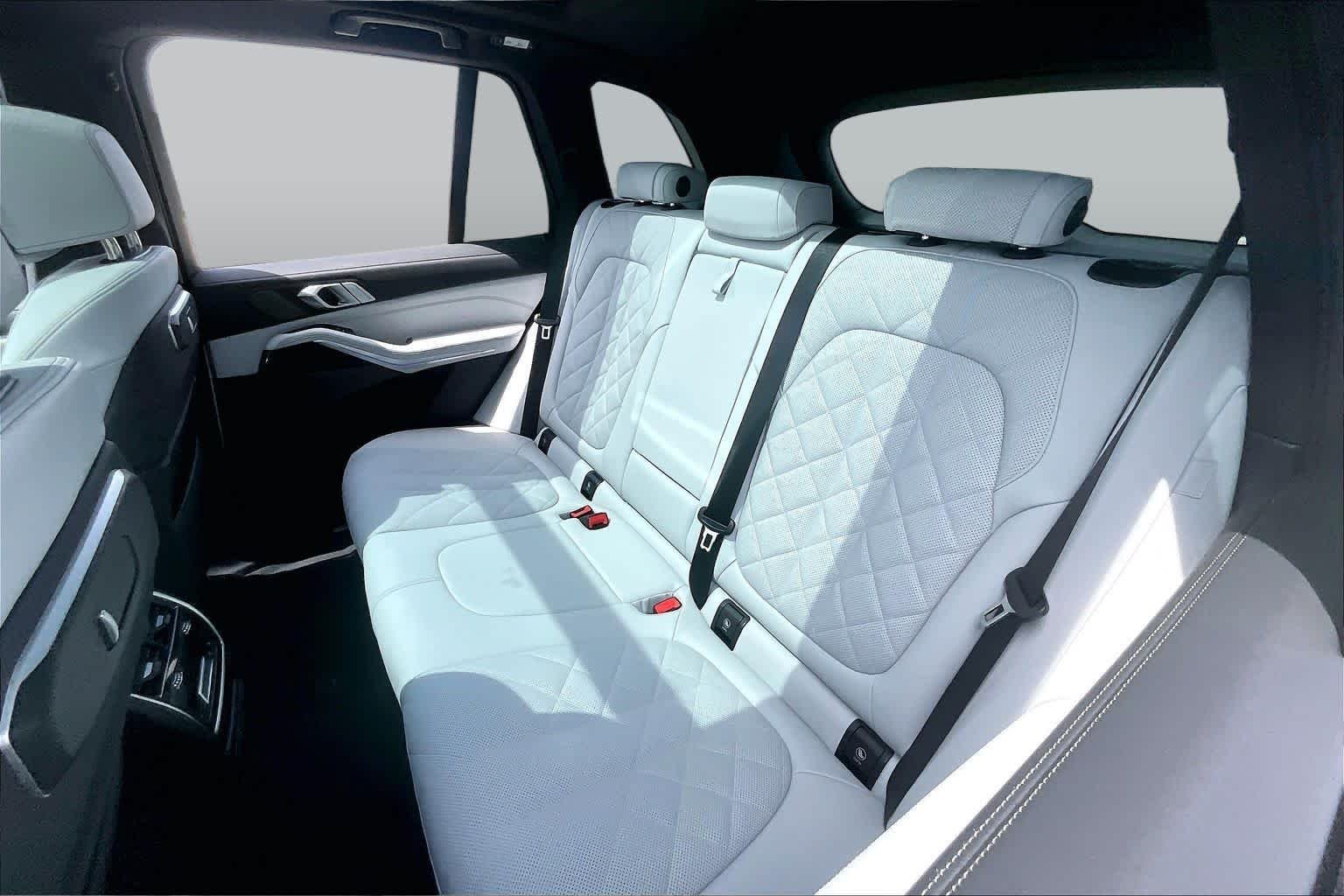 Used 2025 Alpine White BMW xDrive40i image 20