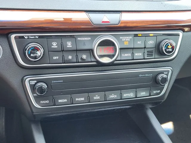 Used 2018 Snow White Pearl Kia Premium image 19