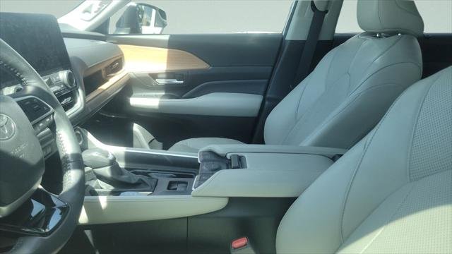 Certified Used 2024 WIND CHILL PEARL Toyota  image 3