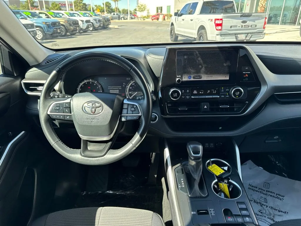 2025 Toyota Highlander LE - Photo 17