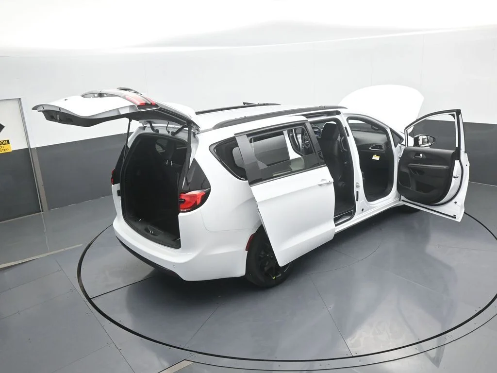 New 2026 Bright White Clear-Coat Exterior Paint Chrysler Select image 67