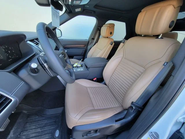 Certified Used 2025 White Land Rover Dynamic SE image 4