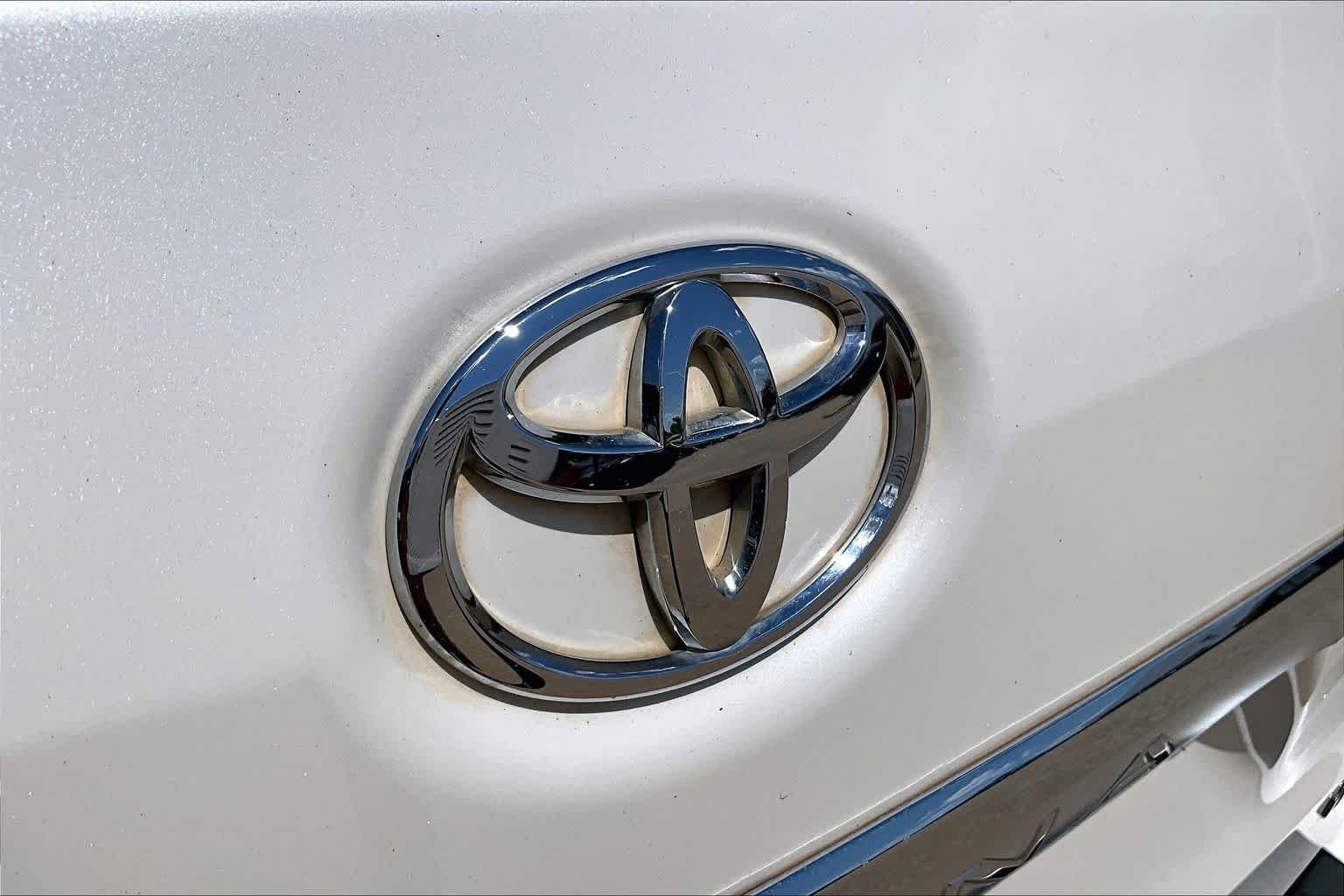 Used 2018 Blizzard Pearl Toyota Limited image 29