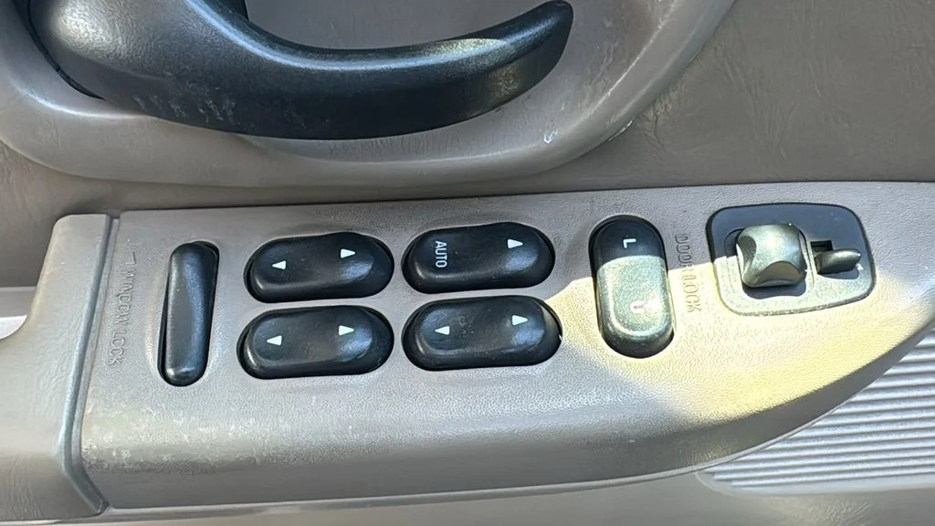 Used 2001 Beige Ford Lariat image 19