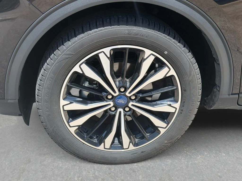Used 2022 Agate Black Metallic Ford SE image 12