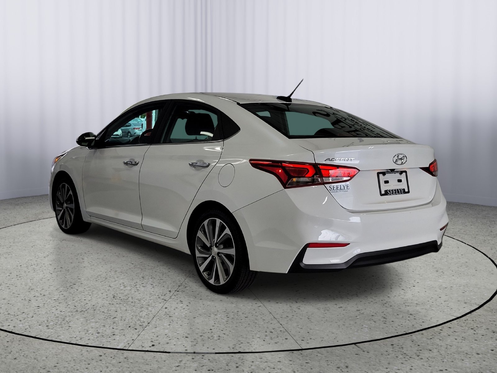 Used 2022 White Hyundai Limited image 3