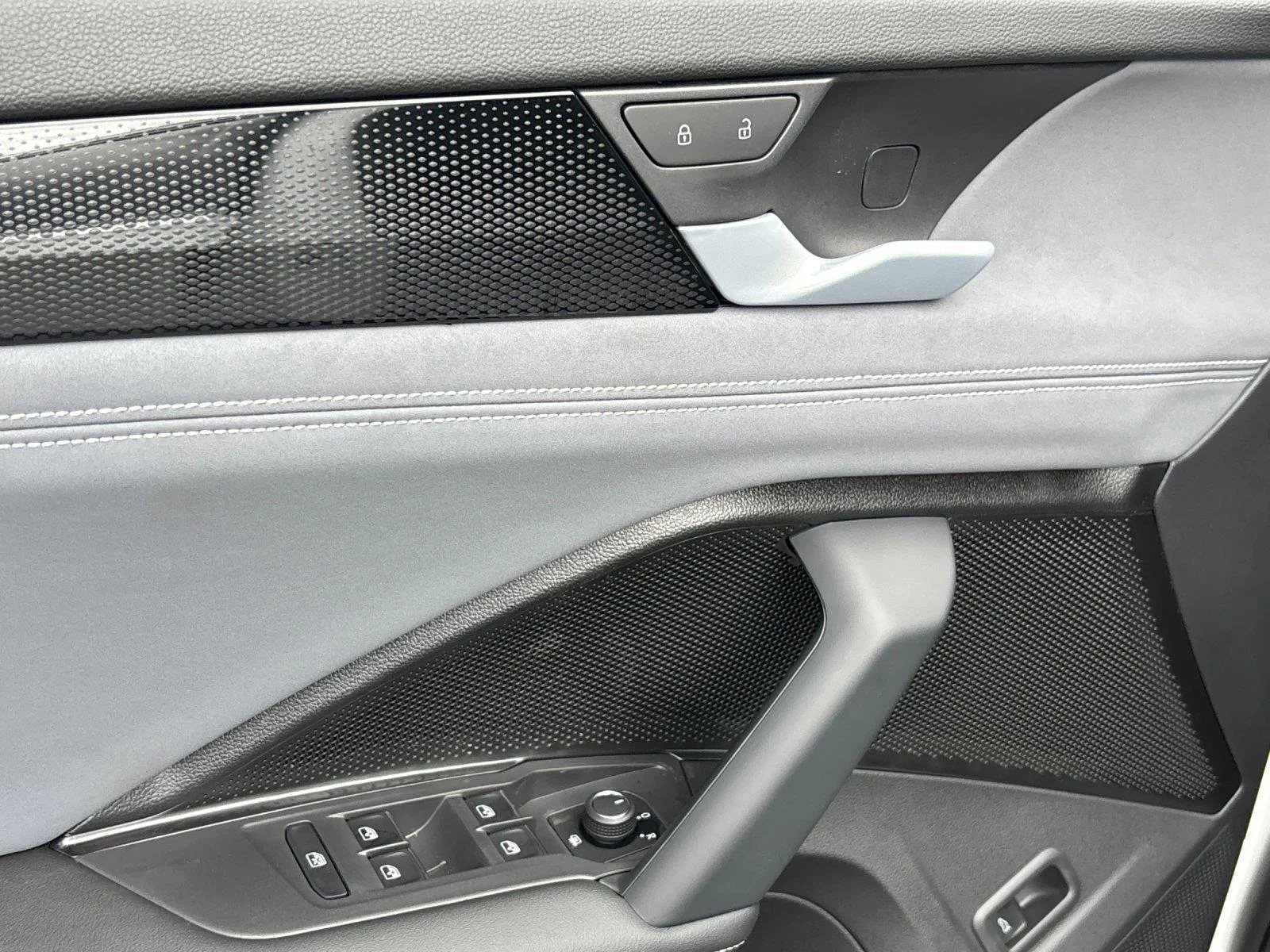 New 2026 opal white with deep black roof Volkswagen SE R-Line Black image 14