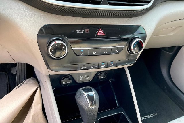 Used 2020 Black Hyundai SE image 28