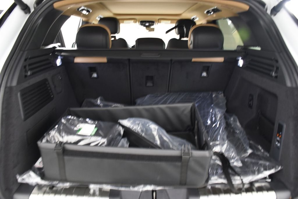 New 2026 Fuji White Land Rover Dynamic SE image 23