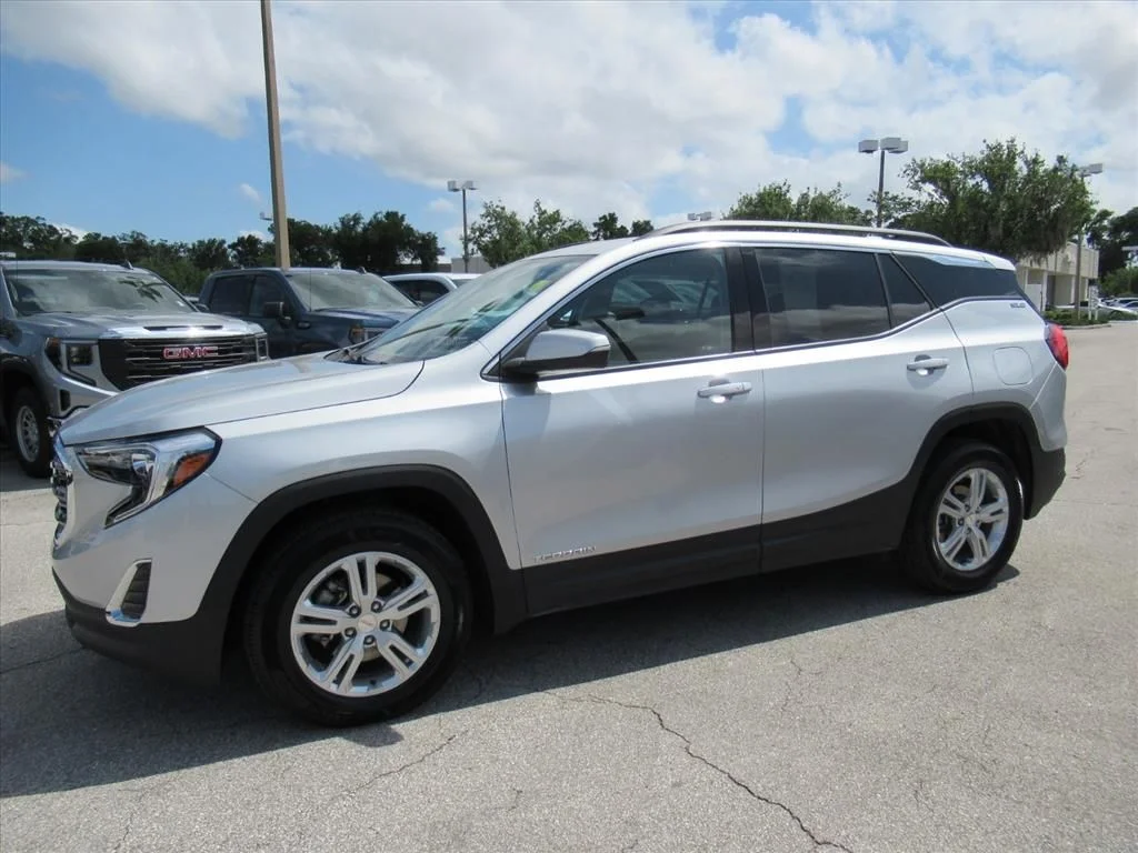 Used 2018 Silver GMC SLE image 4