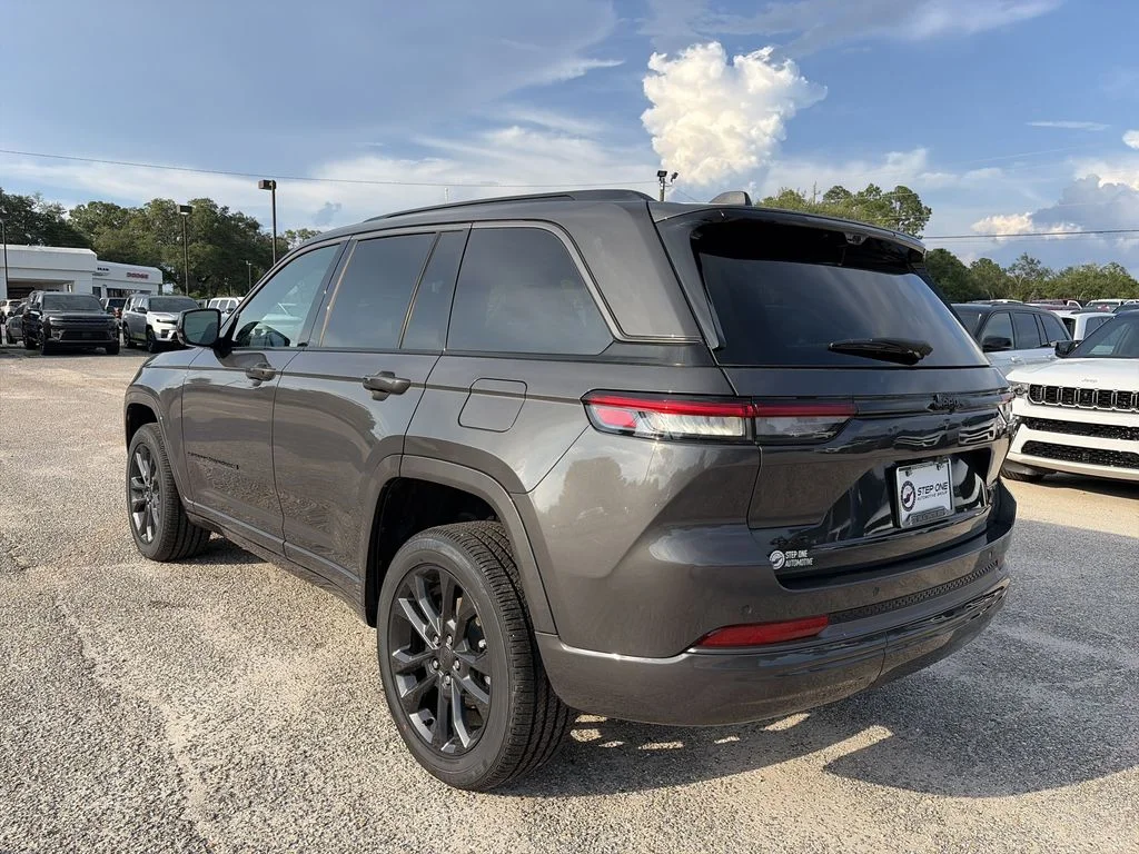 New 2026 Baltic Gray Metallic Clear-Coat Exterior Paint Jeep Limited Reserve image 3