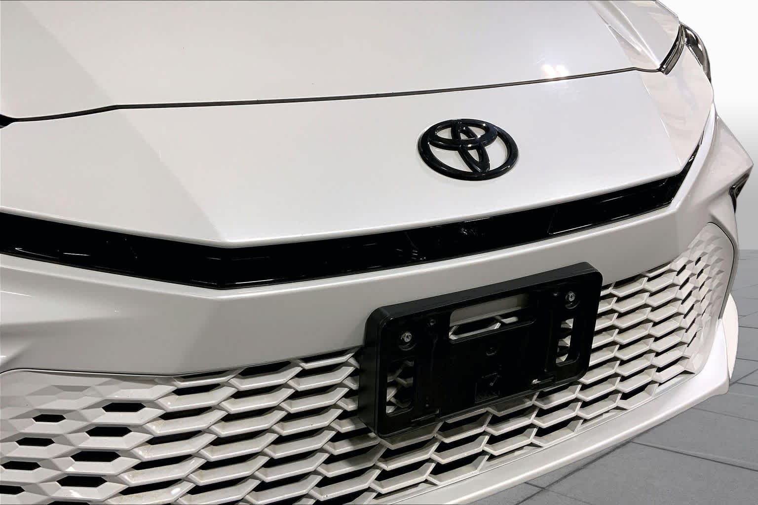 Used 2025 Wind Chill Pearl Toyota XSE image 30