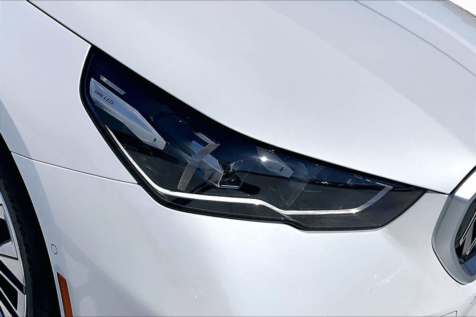 Used 2026 Alpine White BMW 540i xDrive image 27