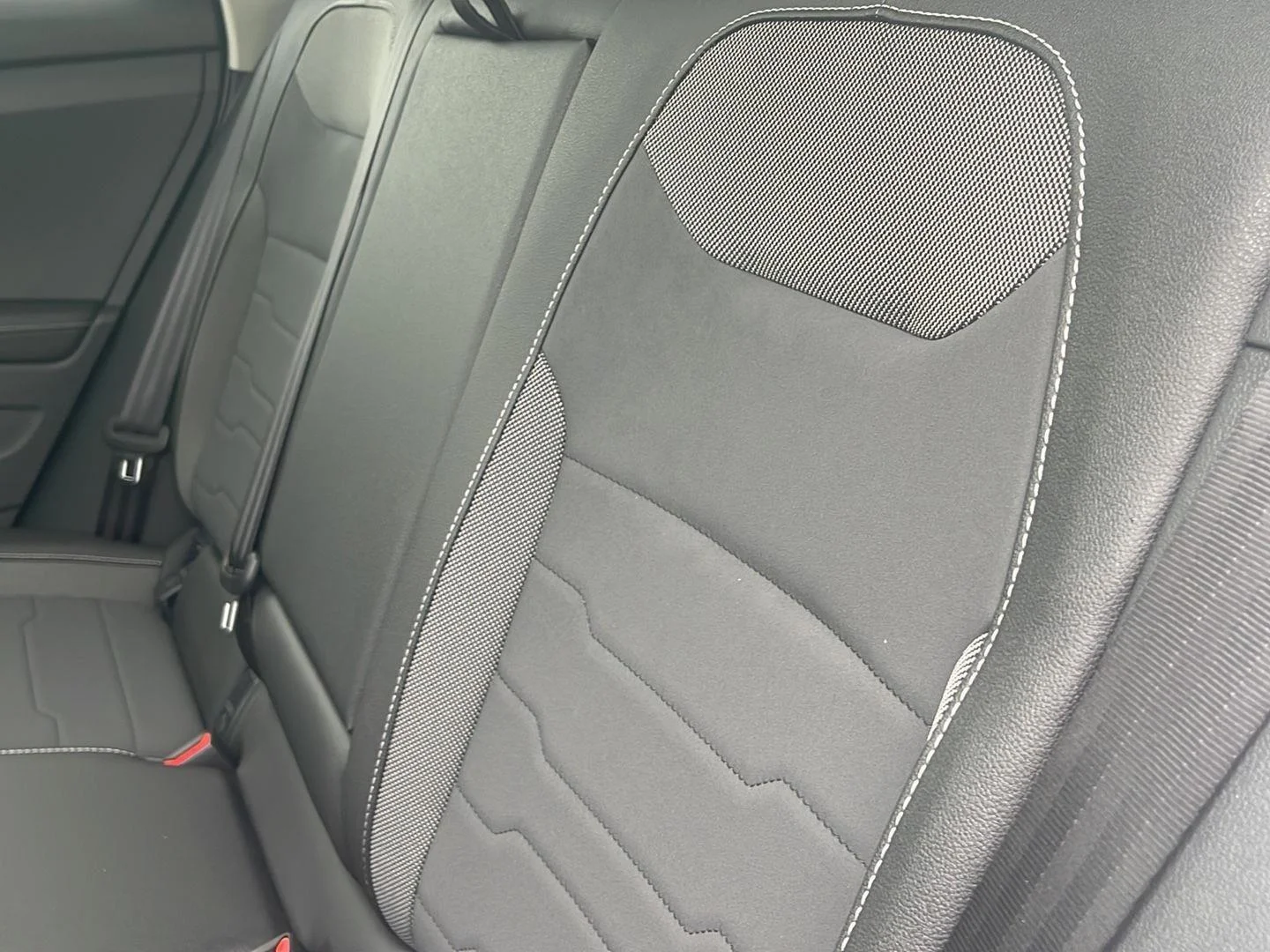 New 2026 Pure White w/Deep Black Roof Volkswagen SE Black image 16