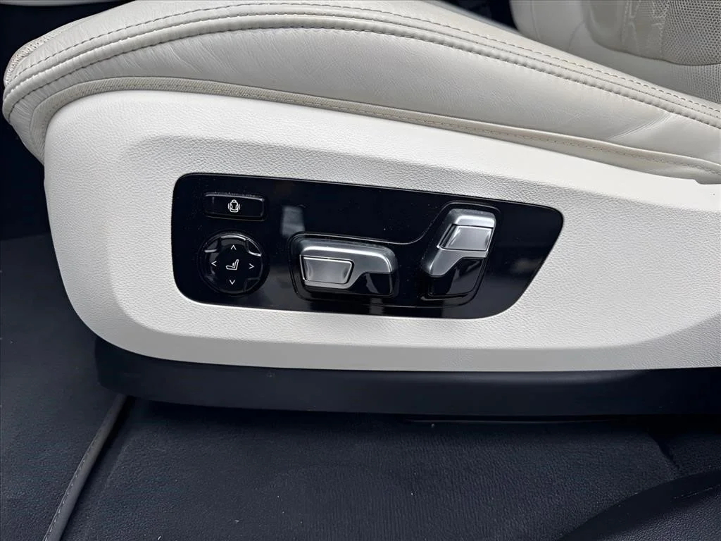 Used 2025 Brooklyn Grey Metallic BMW M60i image 21