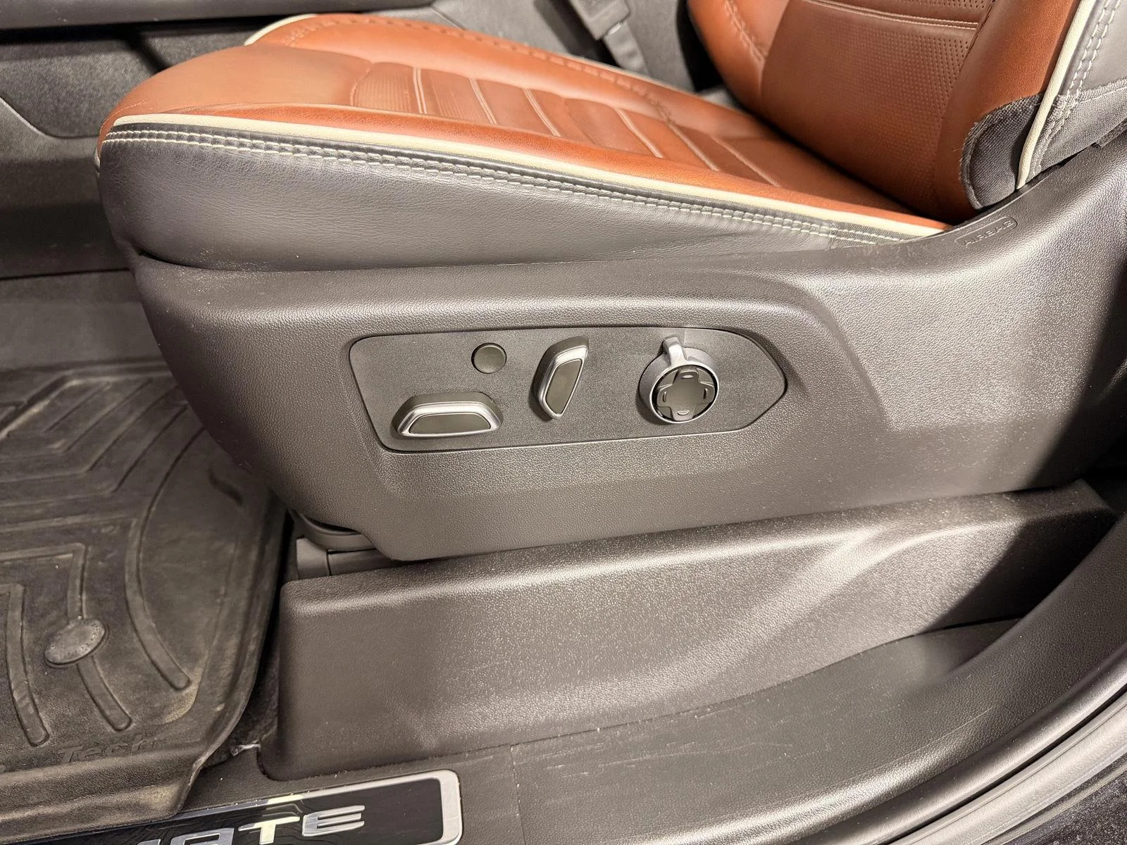 Used 2024 Onyx Black GMC Denali Ultimate image 12