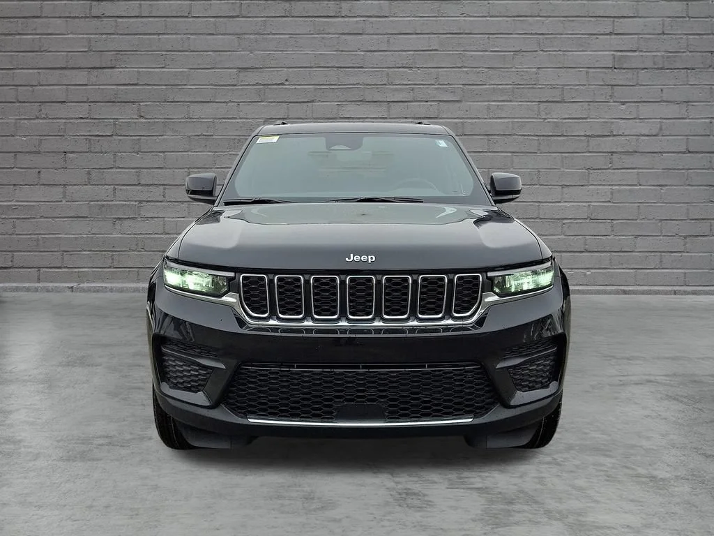 New 2026 Diamond Black Crystal Pearlcoat Jeep Laredo X image 2
