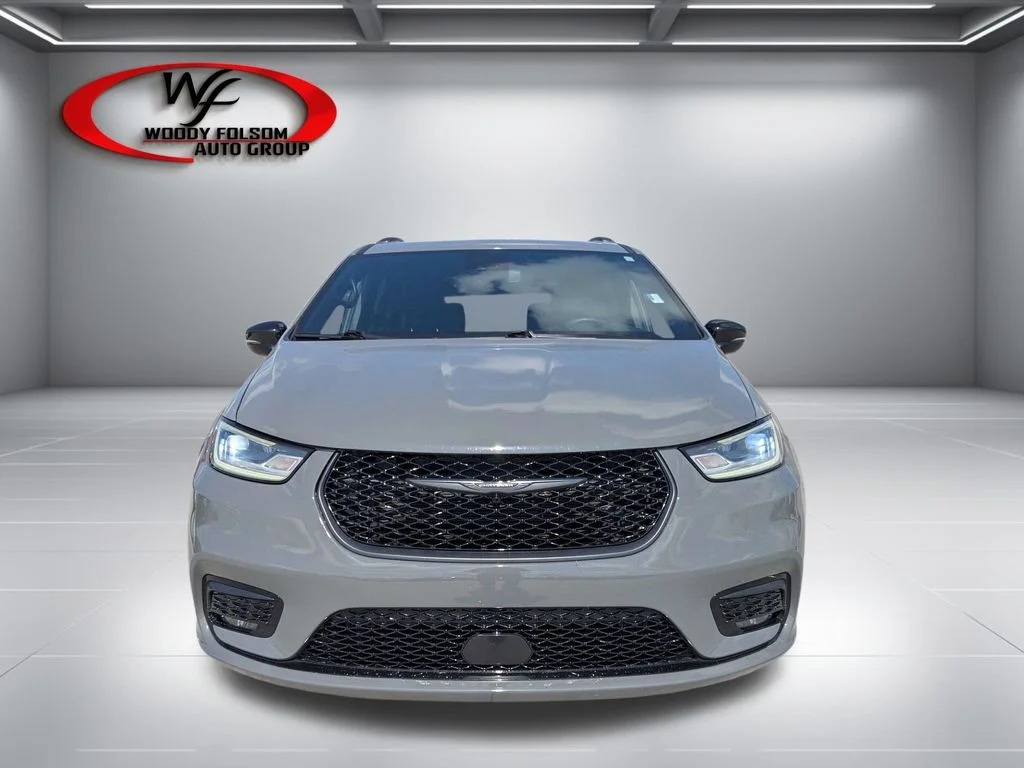 Used 2025 White Chrysler Limited image 10