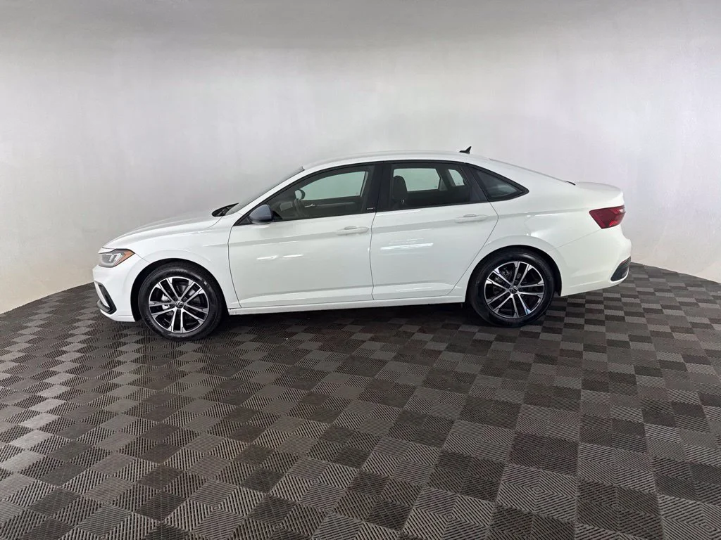 Used 2025 White Volkswagen 1.5T Sport image 9
