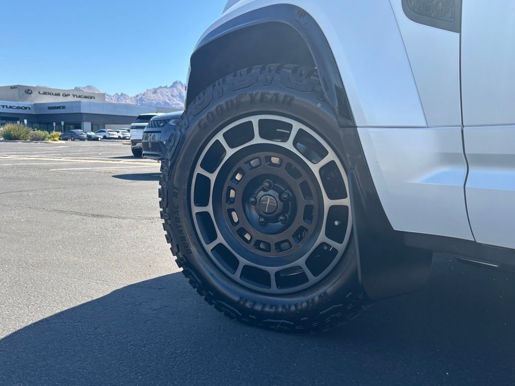 New 2026 Fuji White Land Rover OCTA image 4