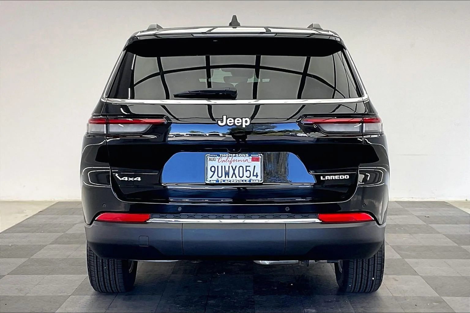 Used 2025 Diamond Black Crystal Pearlcoat Jeep Laredo image 3