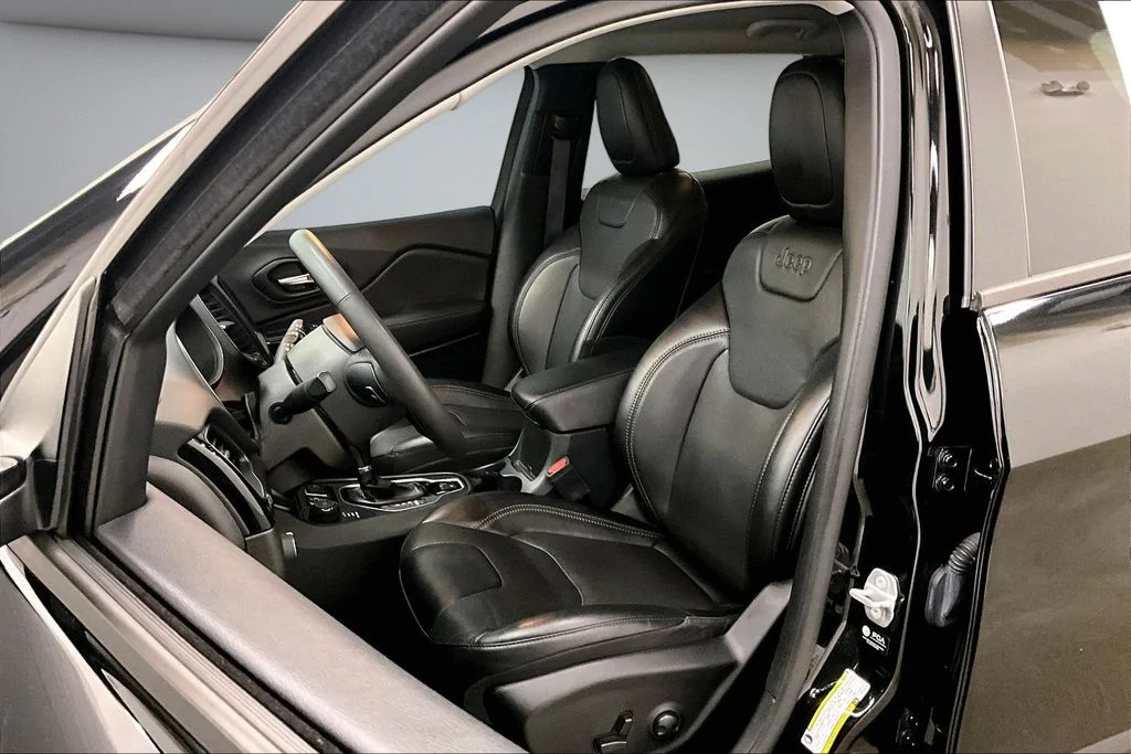 Used 2023 Black Jeep Altitude image 21
