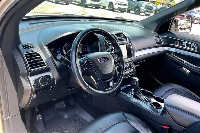 Used 2017 Gold Ford XLT image 14