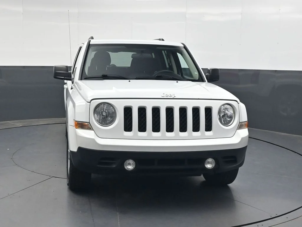 Used 2015 Bright White Clearcoat Jeep Latitude image 9