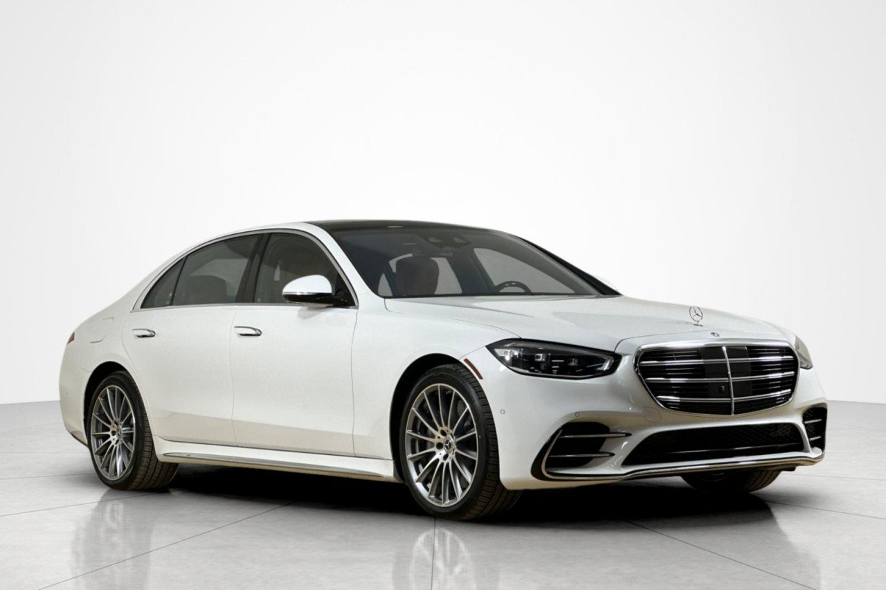 Used 2024 MANUFAKTUR Moonlight White Metallic Mercedes-Benz S 580e image 7