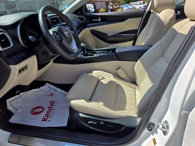 Used 2023 White Nissan Platinum image 10