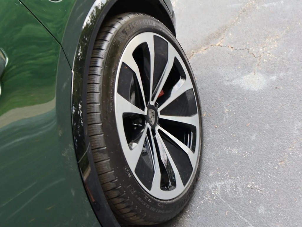 Used 2024 Oak Green Metallic Neo Porsche Turbo image 41