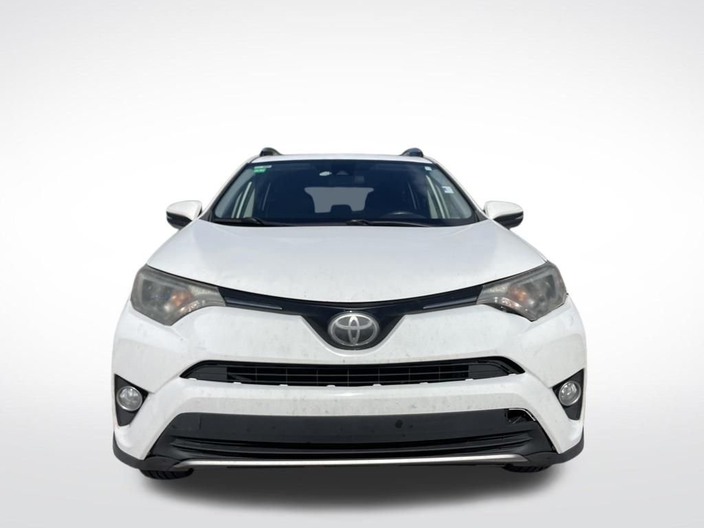 Used 2018 White Toyota XLE image 3