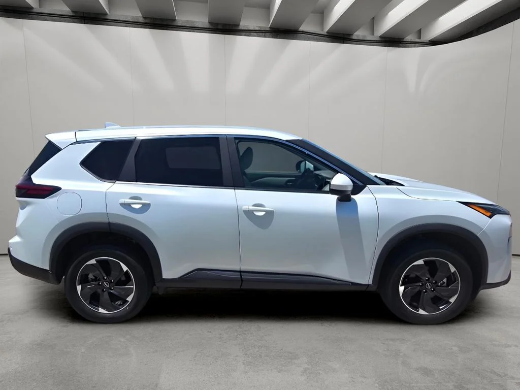 Used 2025 Everest White Pearl Nissan SV image 6
